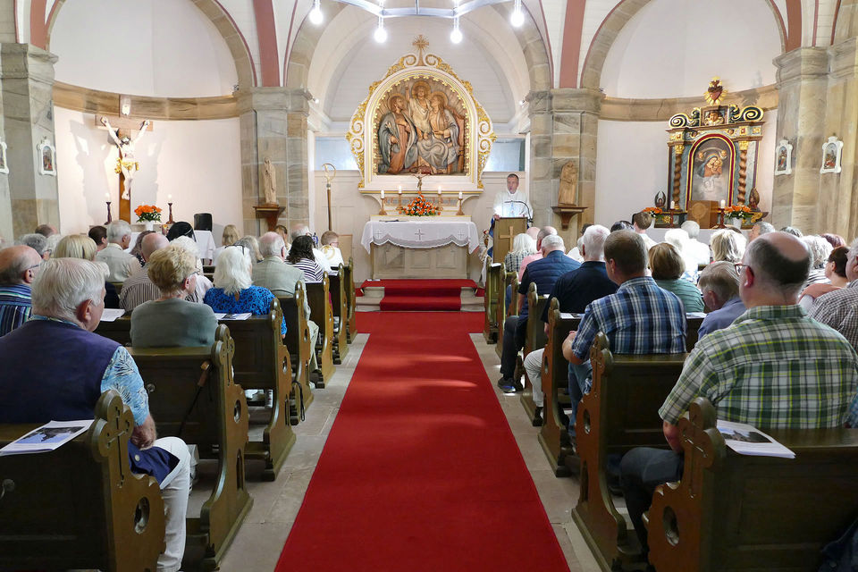 Zum 100-jährigen Bestehen der Weingartenkapelle in Naumburg hat Bischof Dr. Michael Gerber jetzt ein Pontifikalamt gefeiert. Foto: Bistum Fulda / Karl-Franz Thiede